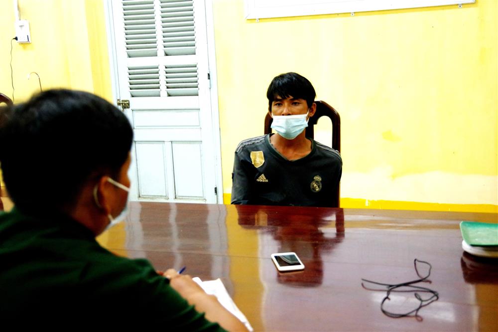  Cơ quan chức năng Bộ đội Biên phòng lấy lời khai của nghi phạm Nguyễn V. Liệt.